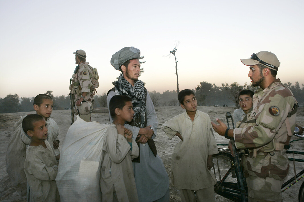 AFGHANISTAN: Norske styrker i Faryab-provinsen i 2006 med en tolk ansatt av Forsvaret i samtale med sivilbefolkningen. AFGHANISTAN: Norske styrker i Faryab-provinsen i 2006 med en tolk ansatt av Forsvaret i samtale med sivilbefolkningen.