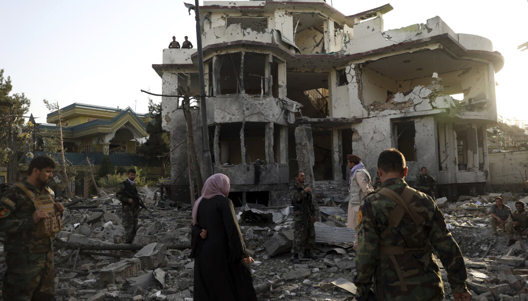 KABUL: SAfghanske sikkerhetsstyrker jobber på stedet der et rakettangrep rettet mot landets forsvarsminister drepte åtte personer i Kabul tirsdag. KABUL: SAfghanske sikkerhetsstyrker jobber på stedet der et rakettangrep rettet mot landets forsvarsminister drepte åtte personer i Kabul tirsdag.