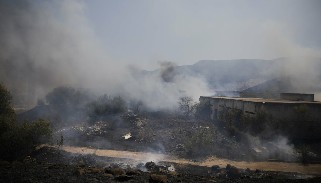RAKETTANGREP: Åkre i brann i det nordlige Israel etter et rakettangrep fra Libanon onsdag.