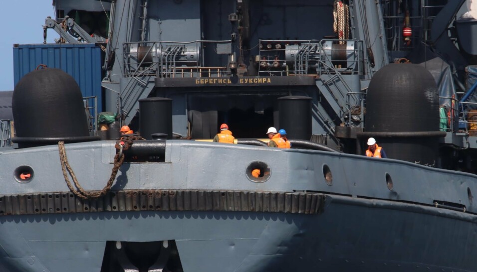 TAUING: Bildet viser det russiske fartøyet «Altay» som gjorde seg klar til sleping av ubåten.