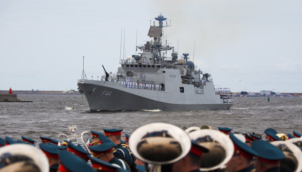 PÅ BESØK: Den indiske fregatten INS Tabar ligger til kai i Bergen. Her er fregatten med på en parade utenfor St. Petersburg 25. juni.