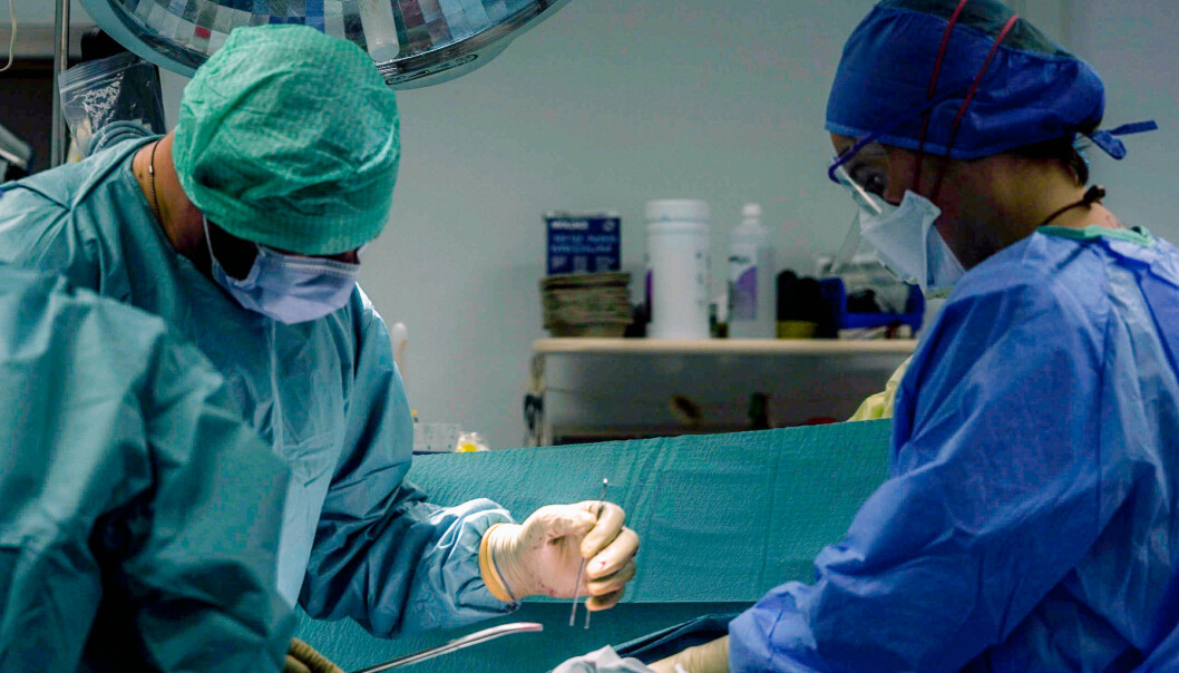NORSK BIDRAG: To norske kirurger gjør en sårdebridement på en pasient med IED og skuddskade.