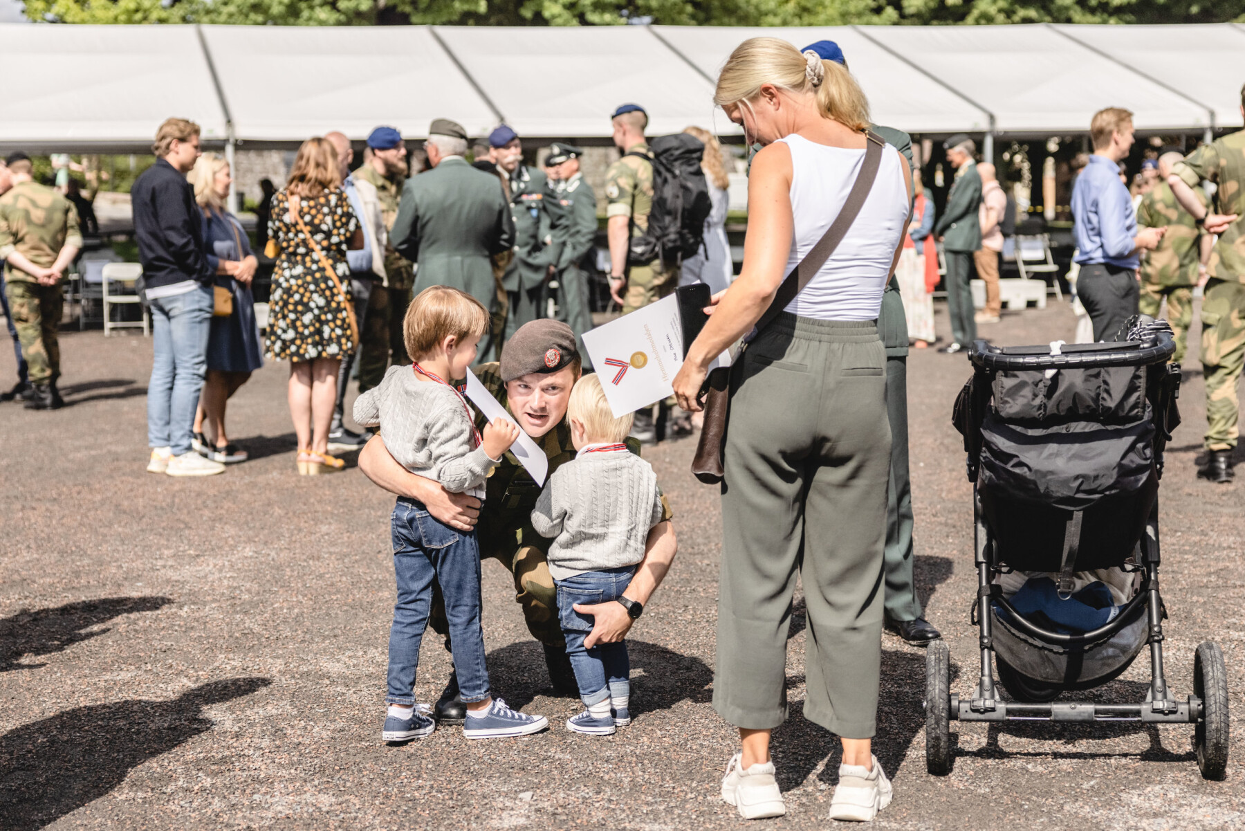 Major Emil Ottosen har forståelse for at soldatene var frustrerte under deler av oppholdet i Litauen. Her treffer han sønnene sine for første gang på et drøyt halvår. Major Emil Ottosen har forståelse for at soldatene var frustrerte under deler av oppholdet i Litauen. Her treffer han sønnene sine for første gang på et drøyt halvår.