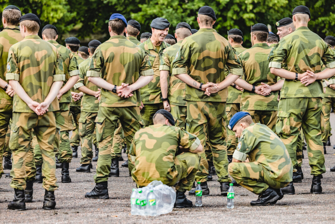 Sjef ved Forsvarets operative hovedkvarter, generalløytnant Yngve Odlo, inspiserer styrkene. Det var varmt under oppstillingen på Akershus festning, flere måtte ta en pust i bakken. Sjef ved Forsvarets operative hovedkvarter, generalløytnant Yngve Odlo, inspiserer styrkene. Det var varmt under oppstillingen på Akershus festning, flere måtte ta en pust i bakken.