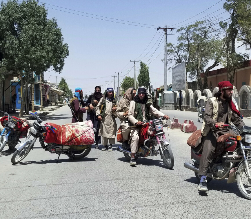 TALIBAN: Taliban-soldater patruljerer i Ghazni etter at byen falt torsdag. Foto: