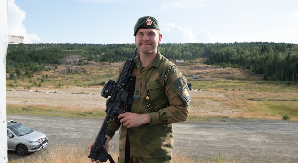 PRESISJON: Vernepliktige Andreas Nordvik har vært skyteinteressert i mange år.
