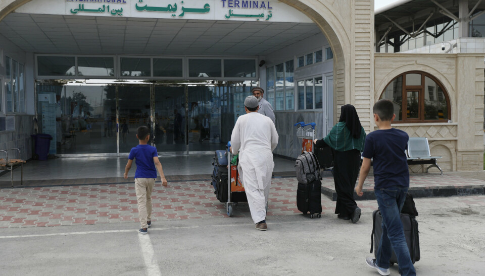 EVAKUERT: Kabuls internasjonale flyplass er nå åpen kun for militære flygninger. Natt til mandag bekreftet Danmark at det danske forsvaret har evakuert en gruppe dansker og nordmenn fra Afghanistan. Bildet er fra lørdag, dagen før Taliban gikk inn i Kabul.