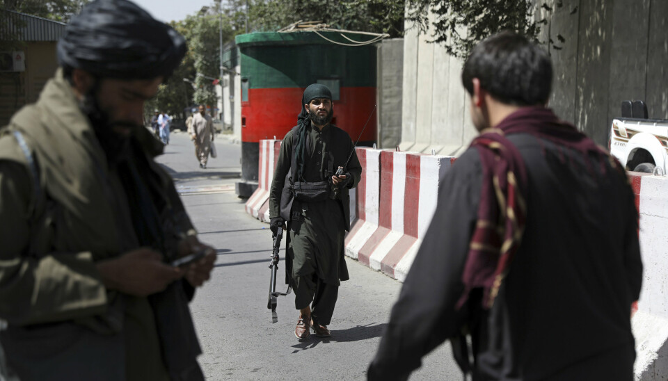 Taliban-krigere vokter en kontrollpost ved det afghanske utenriksdepartementet i Kabul.