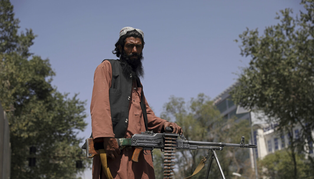 TALIBAN: Den afghanske regjeringen og militærets fall overfor Taliban kom ikke som en overraskelse, sier Tormod Heier. Her ser vi en Taliban-kriger ved presidentpalasser i Kabul.