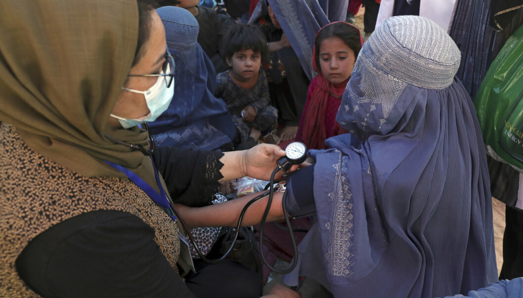 En afghansk kvinnelig flyktning i burka får blodtrykket sjekket i en park i Kabul i forrige uke. Da var byen fortsatt kontrollert av den vestligstøttede afghanske regjeringen.