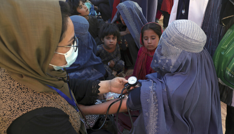 KVINNER: En afghansk kvinnelig flyktning i burka får blodtrykket sjekket i en park i Kabul i forrige uke. Da var byen fortsatt kontrollert av den vestligstøttede afghanske regjeringen.