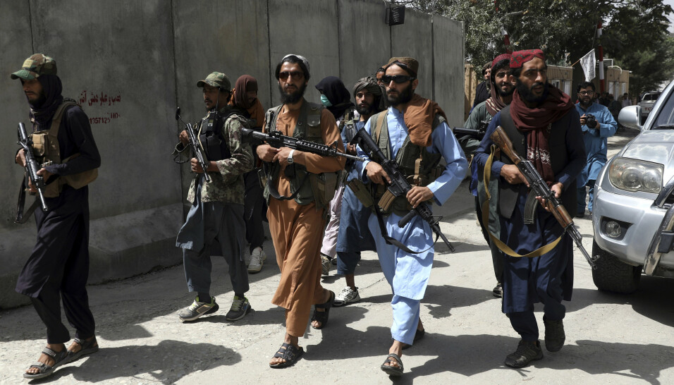 I KABUL: Taliban-krigere på patrulje i et nabolag i hovedstaden Kabul, onsdag.