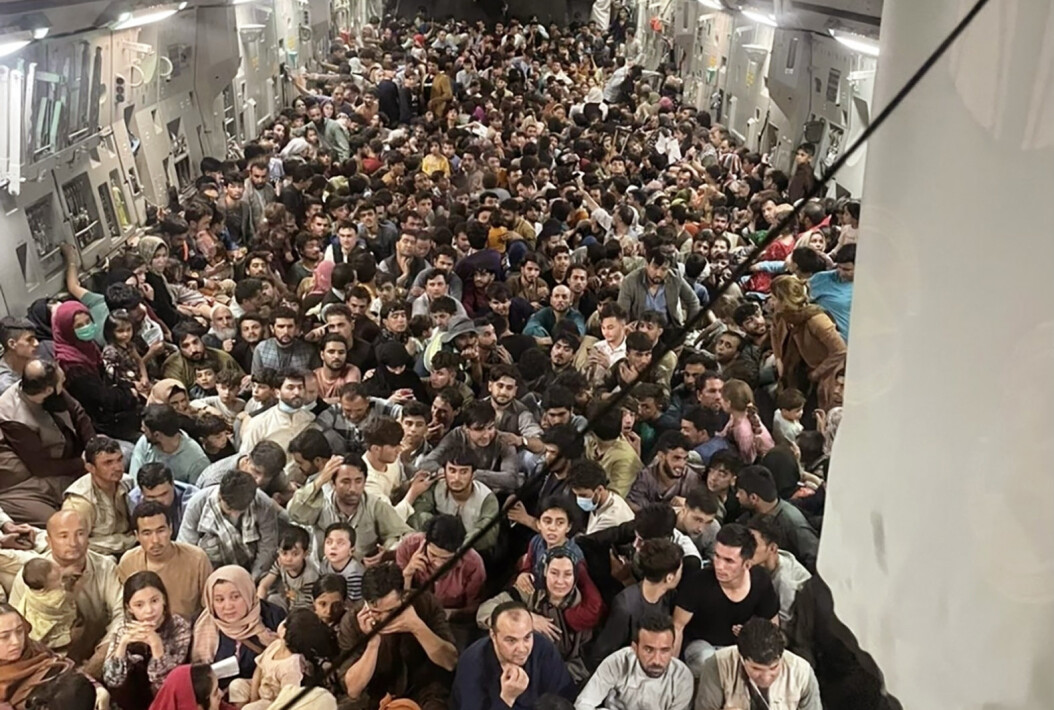 PÅ FLUKT: Afghanere stuet sammen i et C-17 Globemaster III-fly, tilhørende U.S. Airforce. PÅ FLUKT: Afghanere stuet sammen i et C-17 Globemaster III-fly, tilhørende U.S. Airforce.