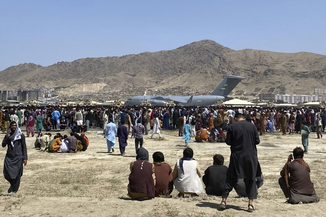 FLYPLASSEN: Mengder av folk har samlet seg ved Hamid Karzai internasjonale lufthavn i Kabul. FLYPLASSEN: Mengder av folk har samlet seg ved Hamid Karzai internasjonale lufthavn i Kabul.