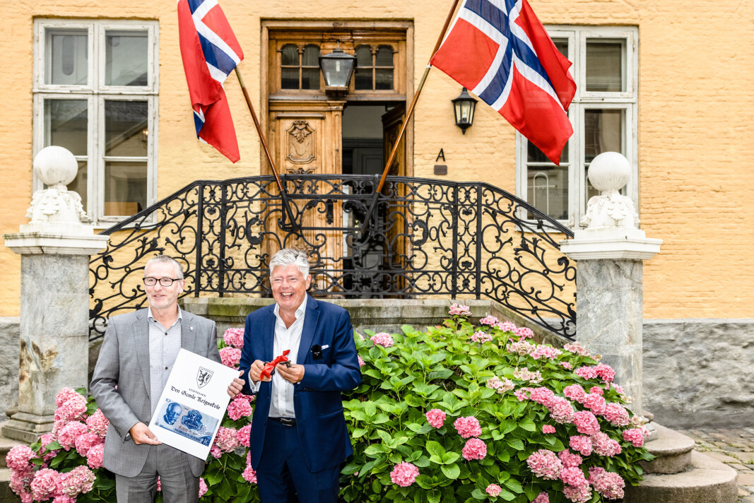 NØKKEL: Direktør i Forsvarsbygg Thorbjørn Thoresen (t.v.) overrakte nøkkelen til styreleder Ole Rikard Høisæther. NØKKEL: Direktør i Forsvarsbygg Thorbjørn Thoresen (t.v.) overrakte nøkkelen til styreleder Ole Rikard Høisæther.