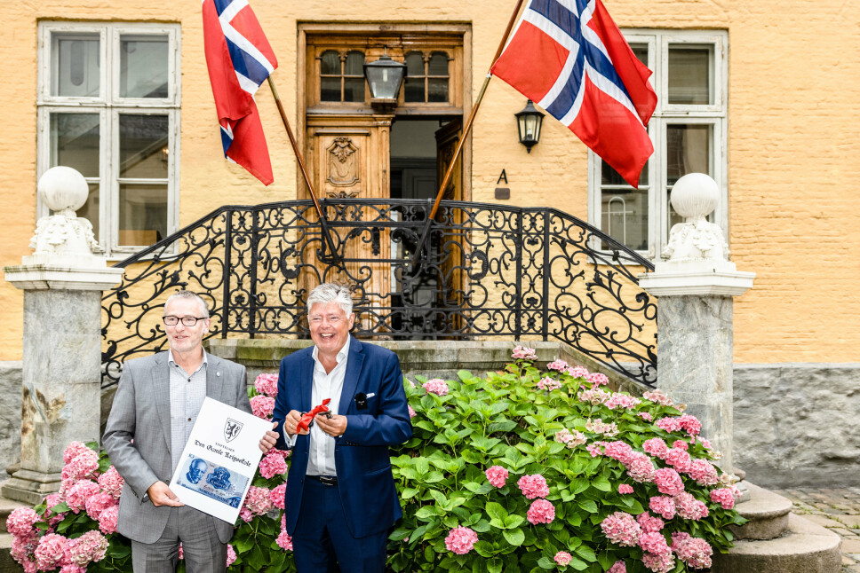 NØKKEL: Direktør i Forsvarsbygg Thorbjørn Thoresen (t.v.) overrakte nøkkelen til styreleder Ole Rikard Høisæther.