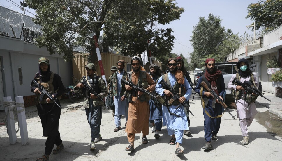 TALIBAN: En militær patrulje fra Taliban går vakt i Kabul. Taliban skal ha fått tak store mengder amerikanske våpen, hovedsaklig fra afghanske regjeringsstyrker.