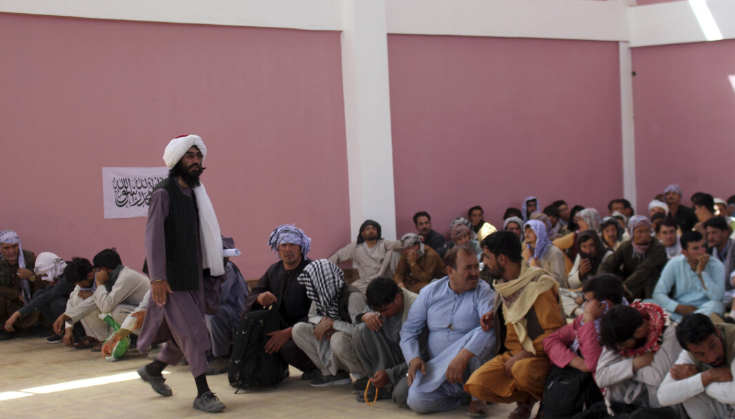 BEDRE: Siden Taliban har tatt makten, er det lett å glemme at noe har blitt bedre i Afghanistan, skriver Jens B. Jahren. Her ser vi Taliban-kriger som vokter sikkerhetsstyrker som er tatt til fange. BEDRE: Siden Taliban har tatt makten, er det lett å glemme at noe har blitt bedre i Afghanistan, skriver Jens B. Jahren. Her ser vi Taliban-kriger som vokter sikkerhetsstyrker som er tatt til fange.