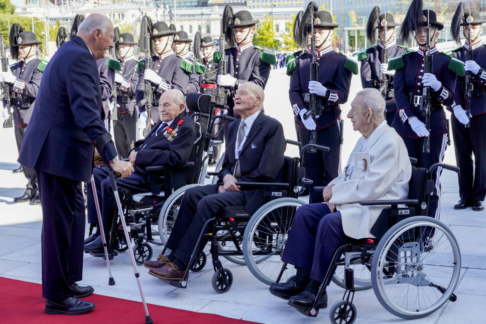 KONGELIG: Kong Harald deltok på regjeringens lunsj med krigsseilere, veteraner og tidsvitner fra 2. verdenskrig i Operaen i Oslo torsdag.