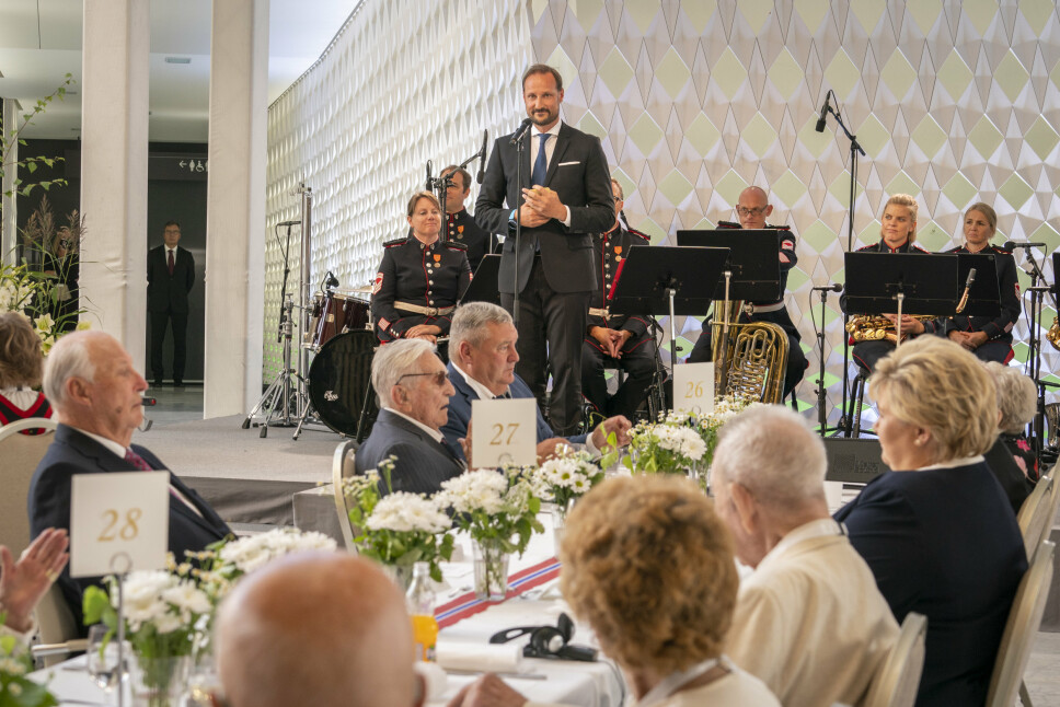 TALER: Kronprins Haakon taler under regjeringens lunsj for krigsseilere, veteraner og tidsvitner fra 2.verdenskrig i Operaen i Oslo torsdag. Fjorårets 75 års markering ble utsatt på grunn av koronapandemien.