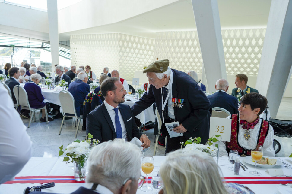 SAMTALE: August Rathke i samtale med kronprins Haakon og utenriksminister Ine Marie Eriksen Sreide under regjeringens lunsj for krigsseilere, veteraner og tidsvitner fra 2.verdenskrig i Operaen i Oslo torsdag.
