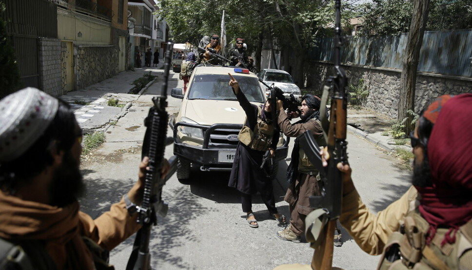 PATRULJERER: Taliban-krigere på patrulje i Kabuls gater, torsdag 19. august 2021.