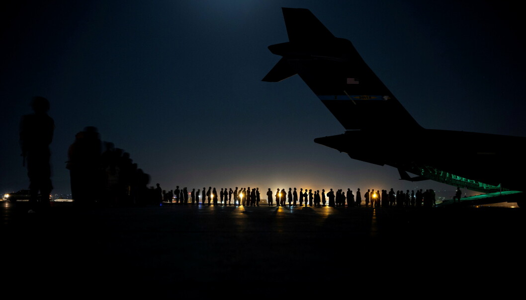 PÅ FLYPLASSEN: Folk står i kø for å bli evakuert fra Kabul. Dette bildet viser kø til et amerikansk C-17-fly og er datert 21. august.