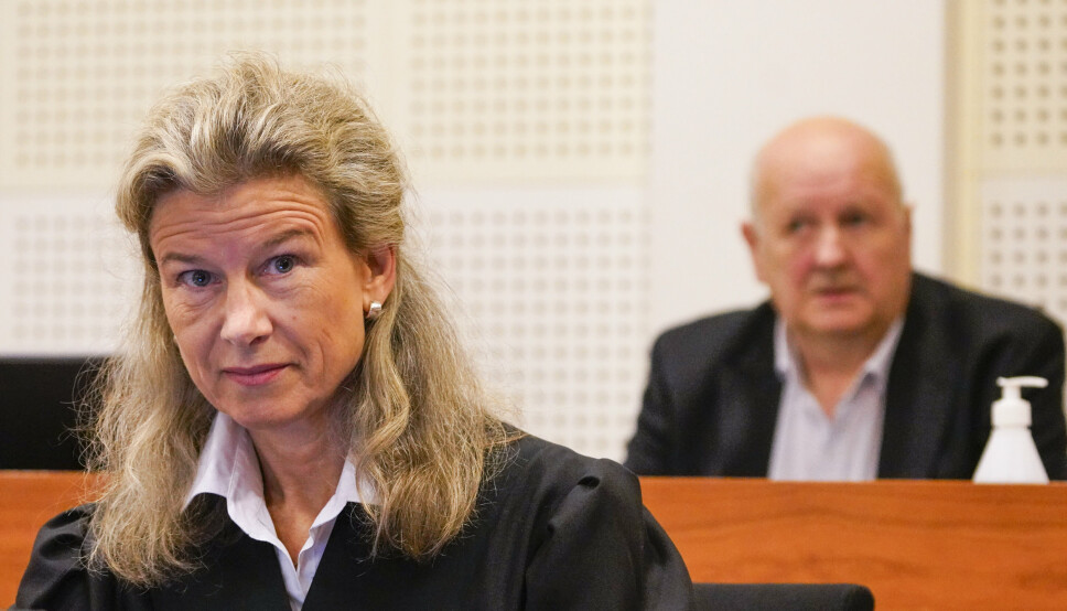 I RETTEN: Advokat Hanne Skaarberg Holen og Atle Berge (bak t.h.) i Ølen Betong før ankesaken mot staten startet i Borgarting lagmannsrett mandag.