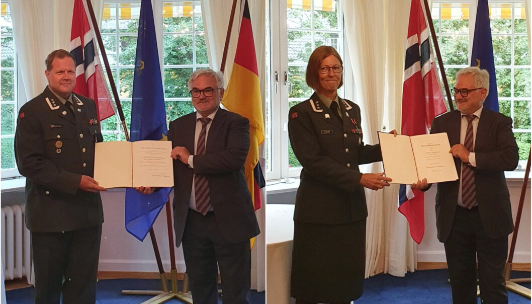 SEREMONI: Fredag 13. august mottok Bjørn Gaute Herlyng (t.v) og Ingvill Eidsvåg sine utmerkelser i den tyske ambassadørens residens i Oslo. Begge avbildet sammen med den tyske ambassadøren, Alfred Grannas. SEREMONI: Fredag 13. august mottok Bjørn Gaute Herlyng (t.v) og Ingvill Eidsvåg sine utmerkelser i den tyske ambassadørens residens i Oslo. Begge avbildet sammen med den tyske ambassadøren, Alfred Grannas.