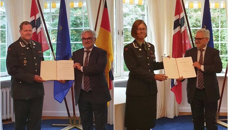 SEREMONI: Fredag 13. august mottok Bjørn Gaute Herlyng (t.v) og Ingvill Eidsvåg sine utmerkelser i den tyske ambassadørens residens i Oslo. Begge avbildet sammen med den tyske ambassadøren, Alfred Grannas.