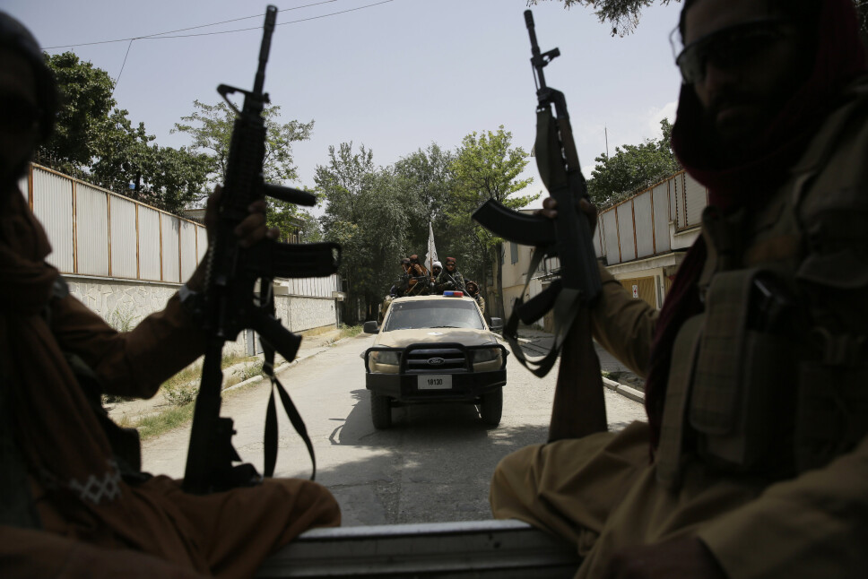 KABUL: Taliban-soldater på lasteplanet på en bil i Kabul.