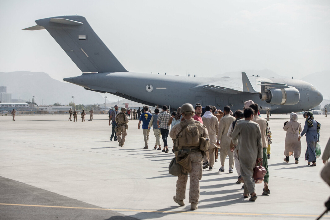 FLYPLASS: Amerikanske soldater evakuerer folk fra flyplassen i Kabul.