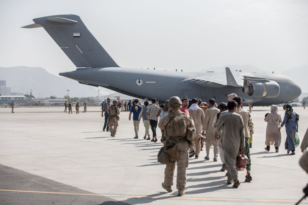 FLYPLASS: Amerikanske soldater evakuerer folk fra flyplassen i Kabul. FLYPLASS: Amerikanske soldater evakuerer folk fra flyplassen i Kabul.