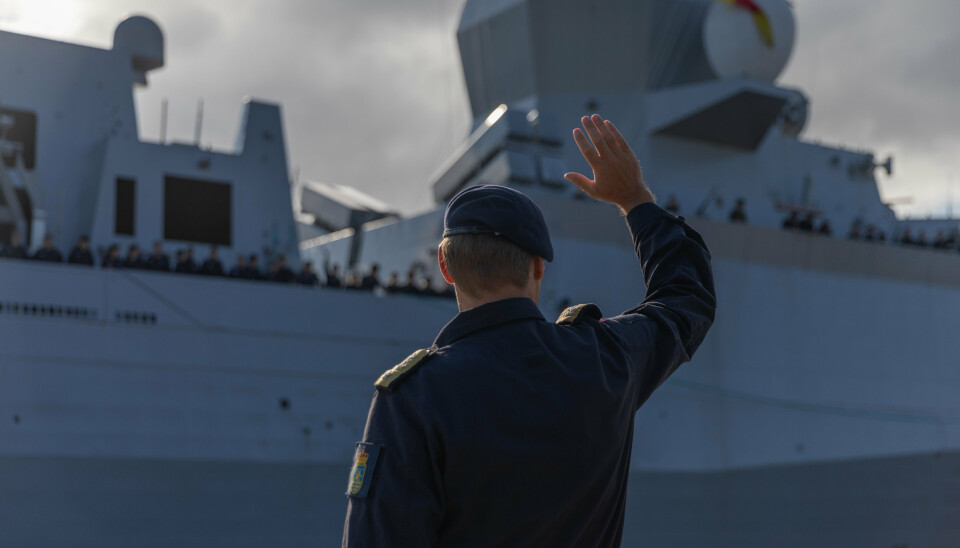 FARVEL: Marinesjef Trond Gimmingsrud hilser besetningen på KNM Fridtjof Nansen farvel. Onsdag seilte fregatten fra Haakonsvern mot USA.