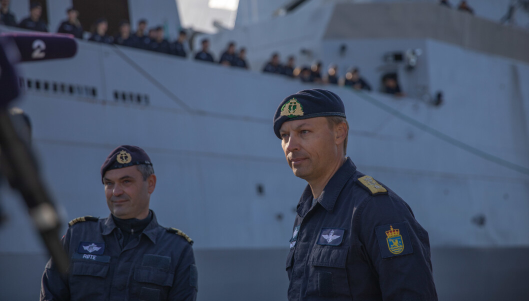 SJEFER: Skvadronssjef Røte og sjef for Marinen Gimmingsrud (t.h) står igjen på kaien når KNM Fridtjof Nansen setter kurs mot USAs vestkyst. SJEFER: Skvadronssjef Røte og sjef for Marinen Gimmingsrud (t.h) står igjen på kaien når KNM Fridtjof Nansen setter kurs mot USAs vestkyst.