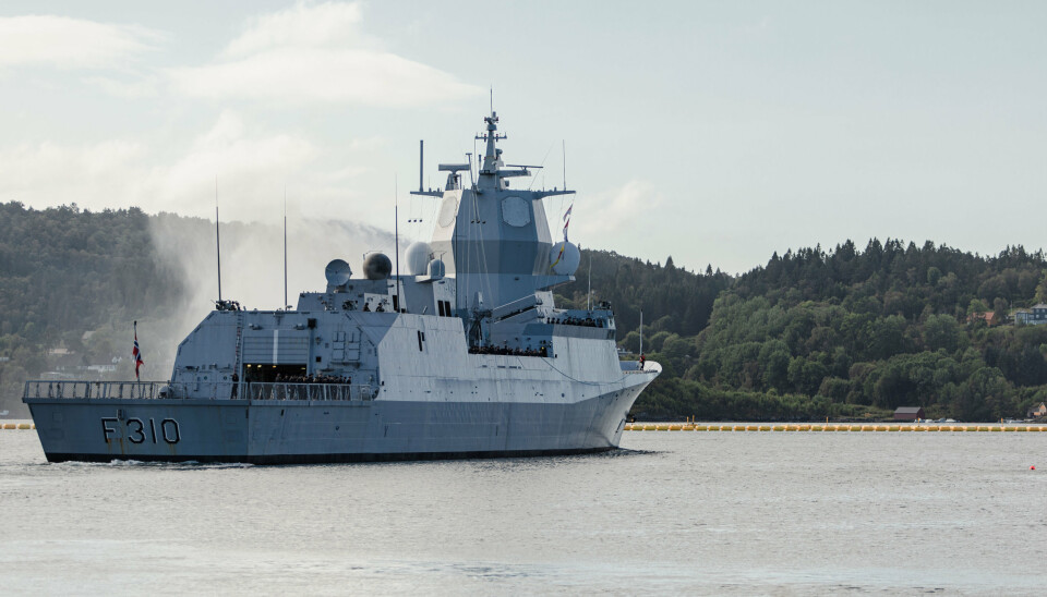 PÅ VEI: Fregatten ble eskortert ut i fjorden av flere mindre fartøy, alt til Sjøforsvarets musikkorps spill.