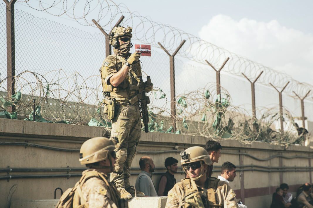 UTTREKNING: En dansk soldat viser frem et dansk flagg slik at aktuelle familier skal finne frem under evakueringsoperasjonen ved Hamid Karzai International Airport i Kabul, Afghanistan tidligere denne uken. UTTREKNING: En dansk soldat viser frem et dansk flagg slik at aktuelle familier skal finne frem under evakueringsoperasjonen ved Hamid Karzai International Airport i Kabul, Afghanistan tidligere denne uken.