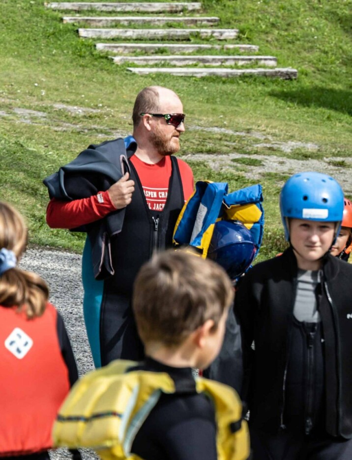 ENGASJERER: Marius Røed (bakerst til venstre) i Veteran møter Veteran har hatt arrangementer i sommer for over 2000 deltakere.