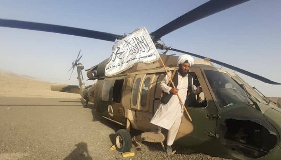HELIKOPTER: En Taliban-kriger ved et amerikanske-produsert Black Hawk helikopter. Foto: Oryx blog