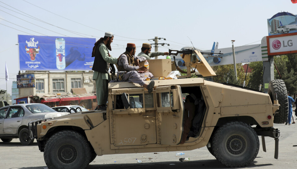 HUMVEE: Et pansret kjøretøy med Taliban-krigere utenfor flyplassen i Kabul 16. august.