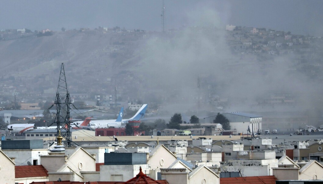FLYPLASS: Røyk stiger opp i nærheten av flyplassen i Kabul etter eksplosjonene torsdag.