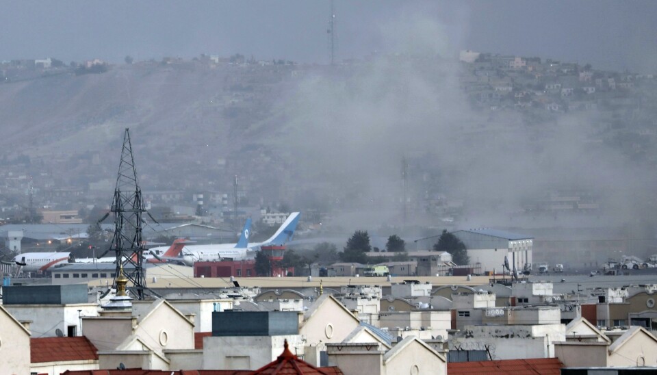 FLYPLASS: Røyk stiger opp i nærheten av flyplassen i Kabul etter eksplosjonene torsdag. FLYPLASS: Røyk stiger opp i nærheten av flyplassen i Kabul etter eksplosjonene torsdag.