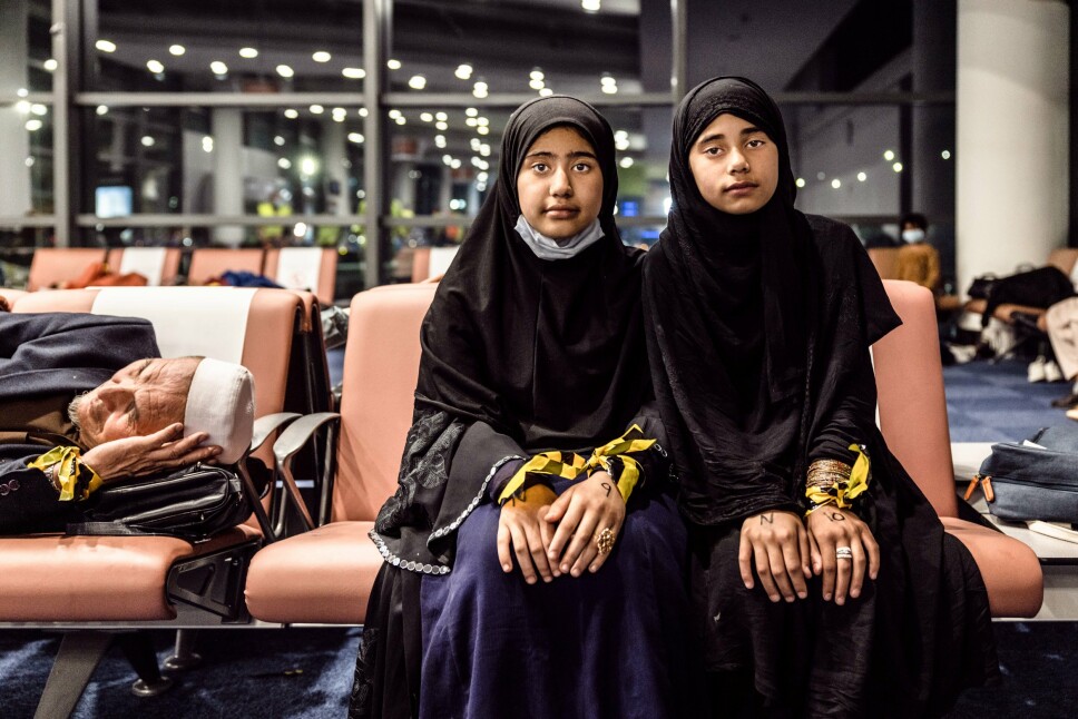 EVAKUERT: Zakera Isakhel (til høyre) og lillesøsteren Safia. Torsdag kveld ble de evakuert fra Kabul.