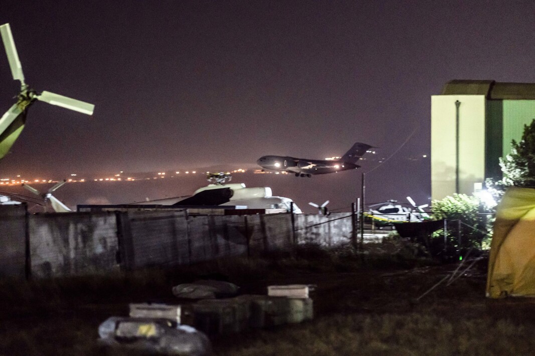 FRA KABUL: Et C-17 med personer som evakueres fra Kabul lander på flyplassen i Tbilisi. FRA KABUL: Et C-17 med personer som evakueres fra Kabul lander på flyplassen i Tbilisi.