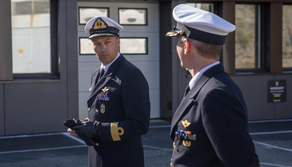TRER AV: Sjef Marinen, flaggkommandør Trond Gimmingsrud (t.v), takker av avtroppende sjef MDK, kommandørkaptein Frank Børresen.