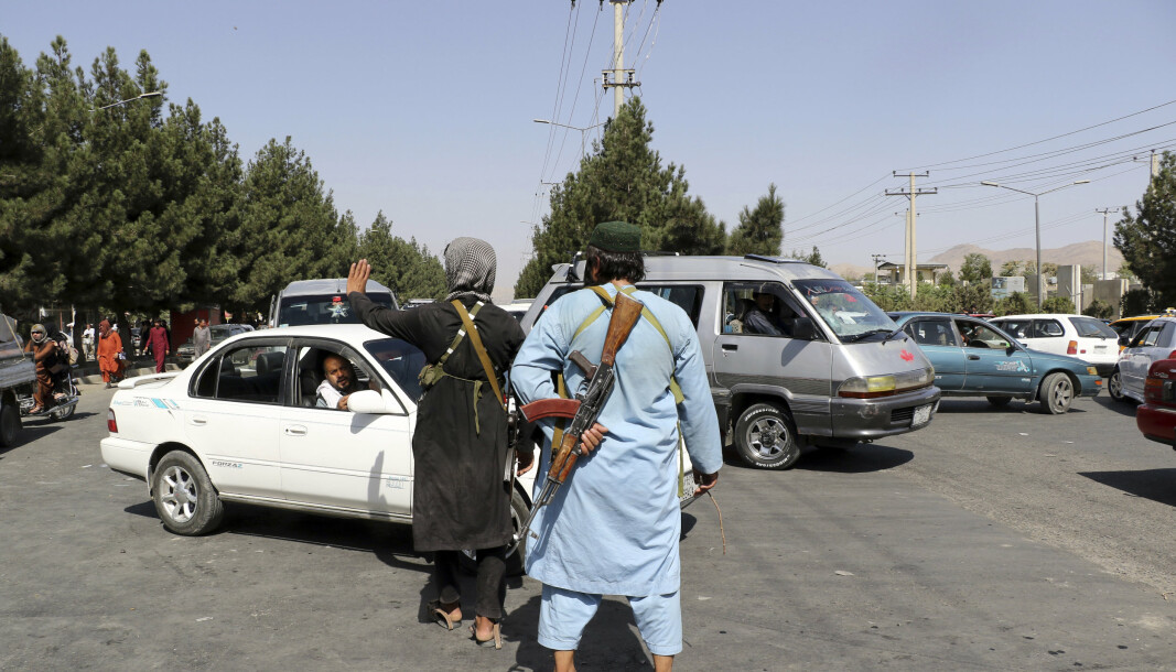 Talibankrigere står vakt utenfor flyplassen etter torsdagens angrep. IS-gruppen IS-K, en av Talibans bitreste fiender, har tatt på seg ansvaret for angrepene, som har krevd minst 85 menneskeliv.