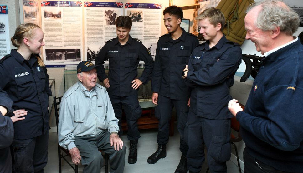 KRIGSSEILER: På Marinemuseet i Horten fikk krigsseiler Trygve Hansen møte mannskaper fra Kystvakten.