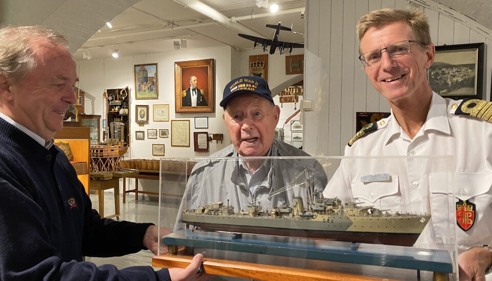 MODELL: David Wold, Trygve Hansen og Hans Petter Oset studerer en modell av den norske jageren Stord. Den ble laget av Asbjørn Nilsen om bord på Stord i 1945.