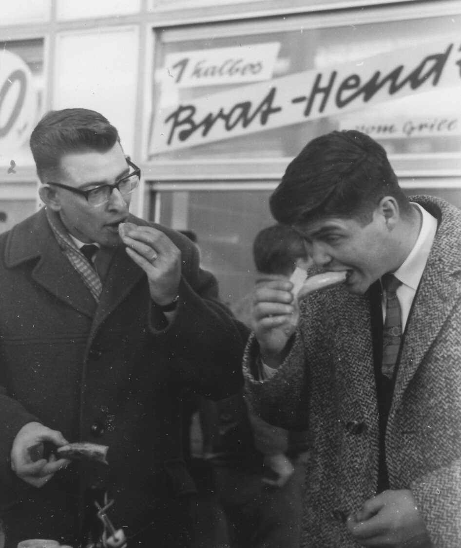To av pionerane i Detachment A. smakar på den lokale maten i 1960.