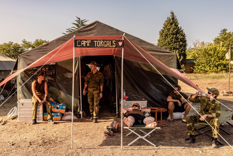HVIL: Skygge er mangelvare i Camp Torgals. Slagordet 'Gi alt, forvent intet' henger på teltveggen.